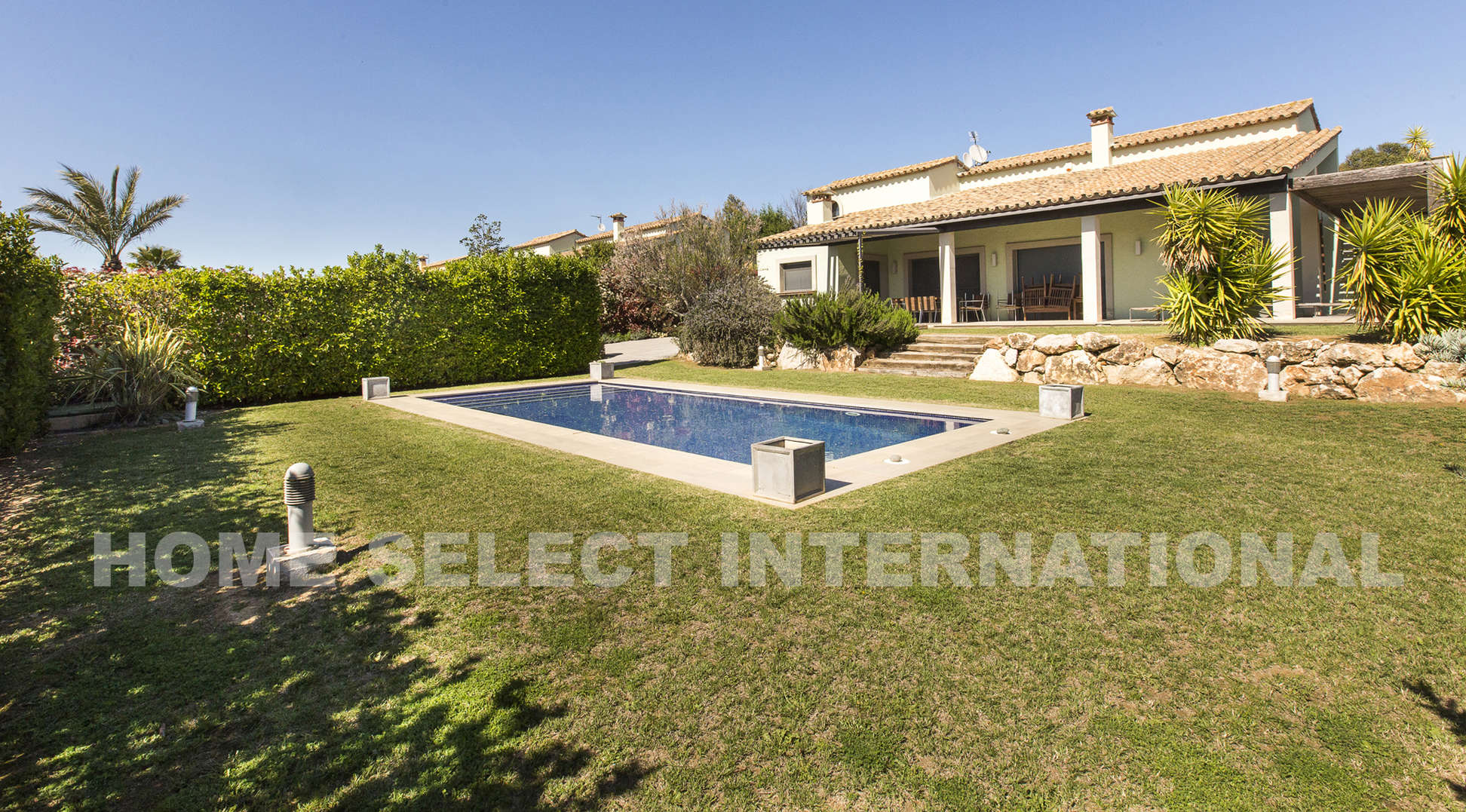 Peralada, magnificent house for sale with extensive garden and pool