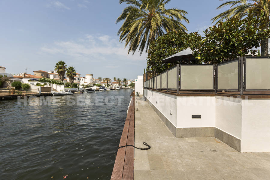 Empuriabrava, house for sale with 5 bedrooms mooring of 22M and pool